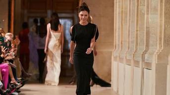 Victoria Beckham Debut di Paris Fashion Week, Menantunya Nicola Peltz Hadir di Tengah Isu Tidak Akur