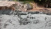 Semburan lumpur bercampur gas belerang di Desa Cipanas Kecamatan Dukuhpuntang Kabupaten Cirebon disebut ada potensi geothermal. Foto (Liputan6.com / Panji Prayitno)