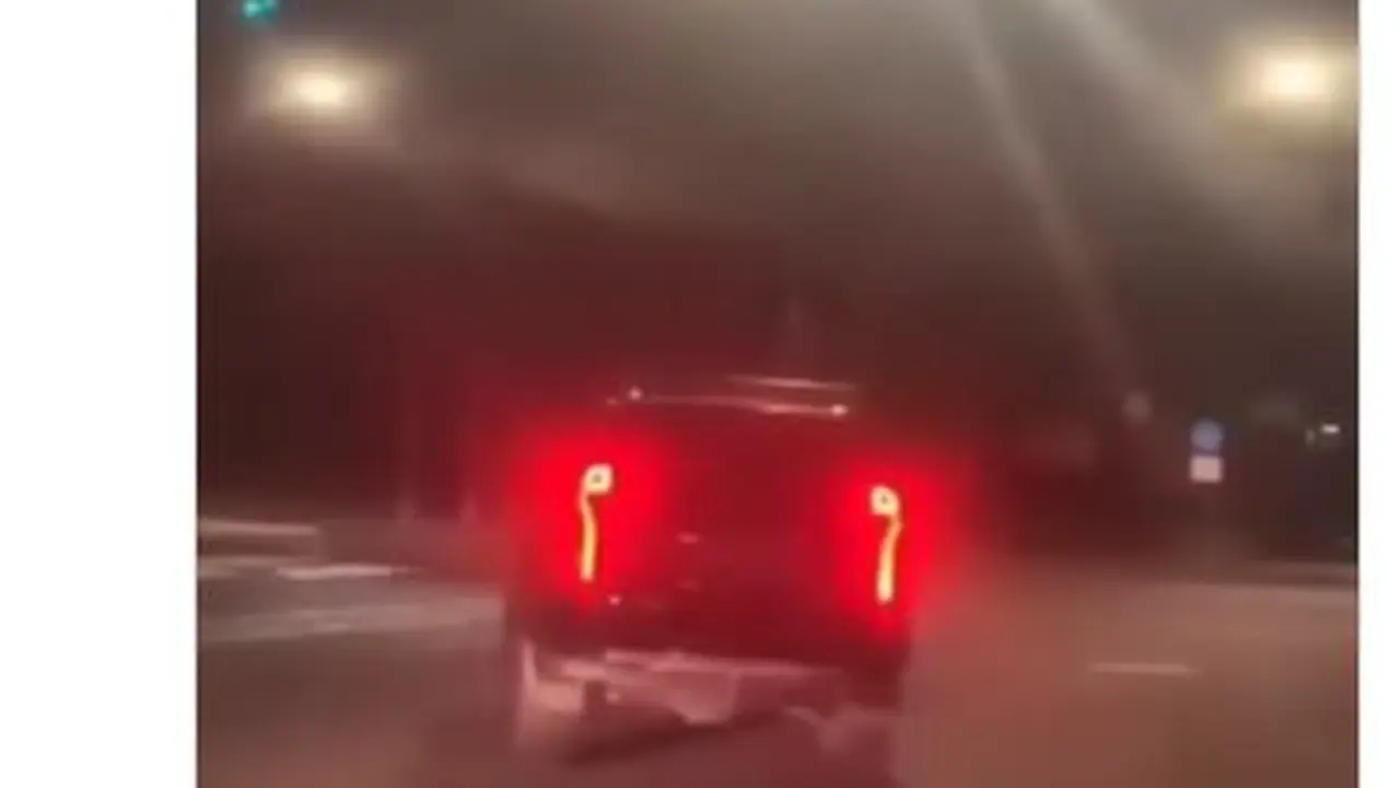 Tangkapan Layar Video Pengemudi Lempar Botol dan Terobos Lampu Merah di Jaksel