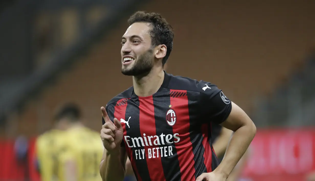 Gelandang AC Milan, Hakan Calhanoglu berselebrasi usai mencetak gol ke gawang Bodoe/Glimt pada pertandingan Liga Europa di Stadion San Siro di Milan, Italia, Kamis (24/9/2020). AC Milan menang tipis atas  Bodoe/Glimt 3-2. (AP Photo/Luca Bruno)