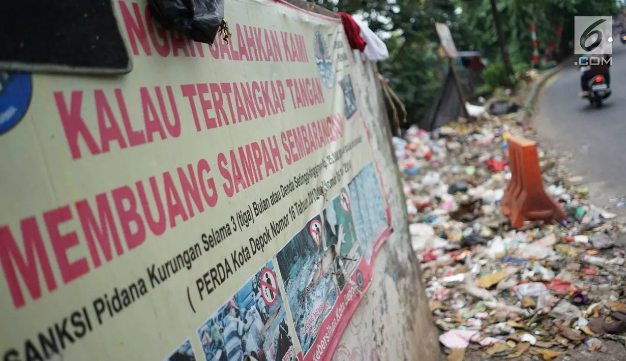 Tumpukan sampah rumah tangga mengotori Jalan Raya Tanah Baru di kawasan Depok, Jawa Barat, Rabu (15/5/2019). Kurangnya tempat penampungan membuat warga terpaksa membuang sampah di lokasi tersebut, meskipun menimbulkan bau tidak sedap serta mengotori jalan. (Liputan6.com/Immanuel Antonius)