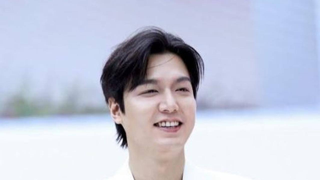 Dalam setelan jas putih, Lee Min Ho terlihat lebih berisi, hal ini terlihat dari pipi yang chubby terutama ketika dia tersenyum.