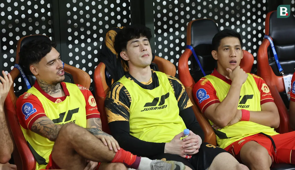Kiper Persija Jakarta, Cyrus Margono, berada di bench pemain saat laga melawan Dewa United pada pertandingan tunda pekan ke-25 BRI Super League 2025/2026 di Jakarta International Stadium (JIS), Minggu (15/03/2026). (Bola.com/M Iqbal Ichsan)