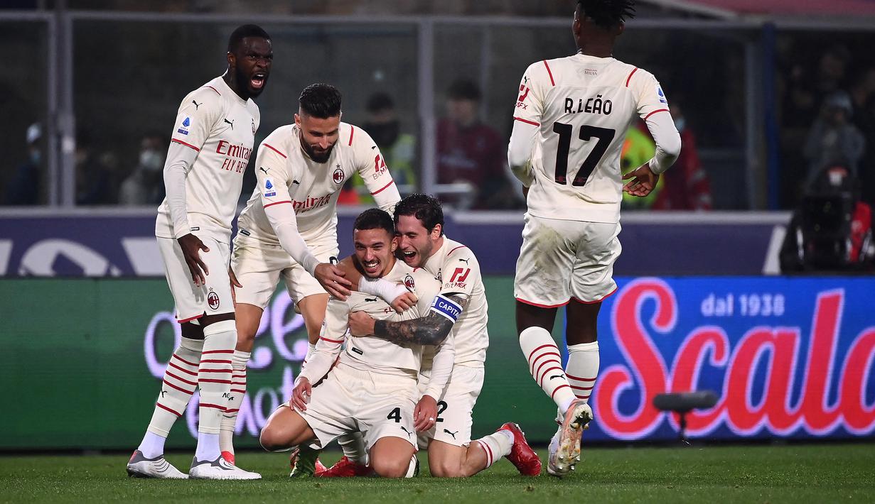 AC Milan akhirnya berhasil mencetak gol ketiga untuk kembali memimpin 3-2. Tembakan Ismael Bennacer (tengah) dari luar kotak penalti menghujam gawang Bologna. (AFP/Marco Bertorello)