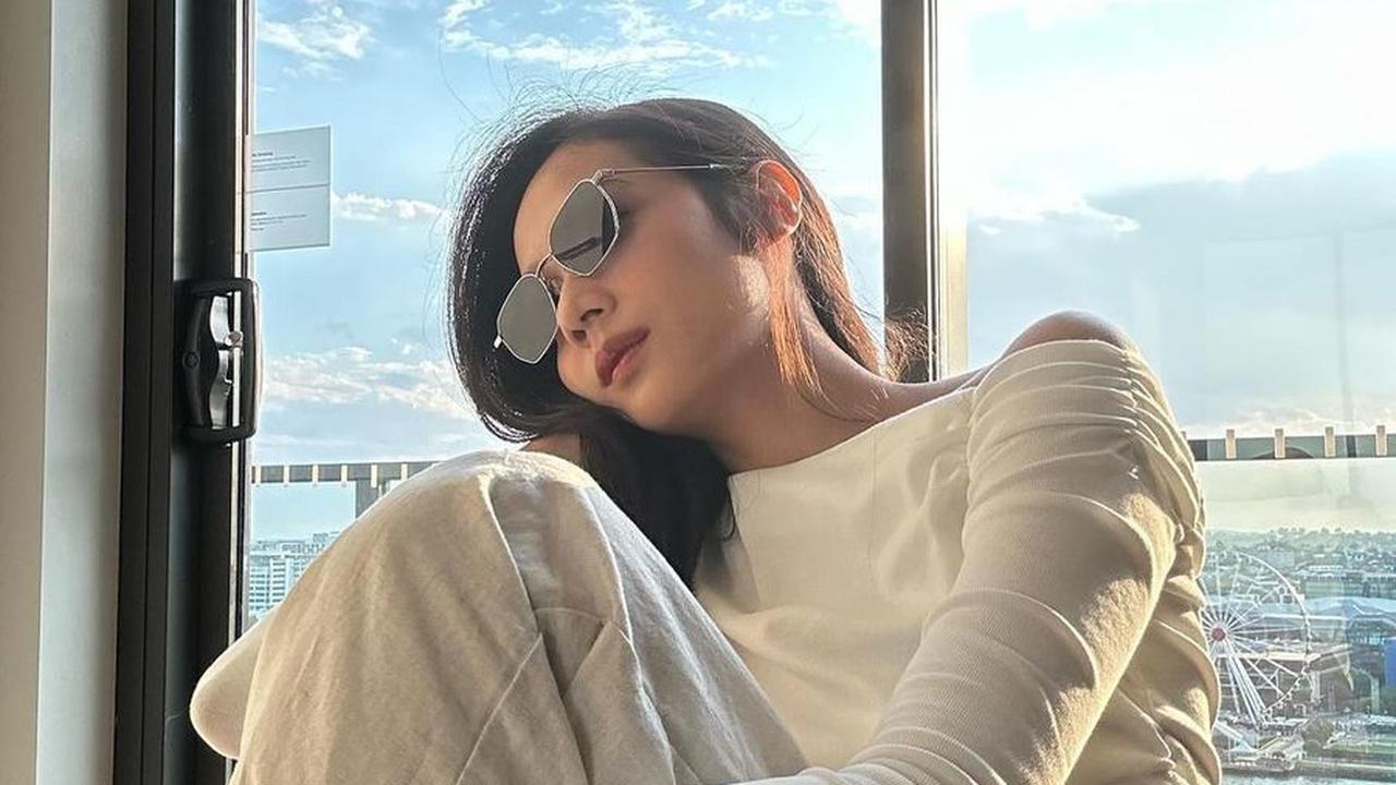 Gaya Santai Dengan Kacamata Hitam