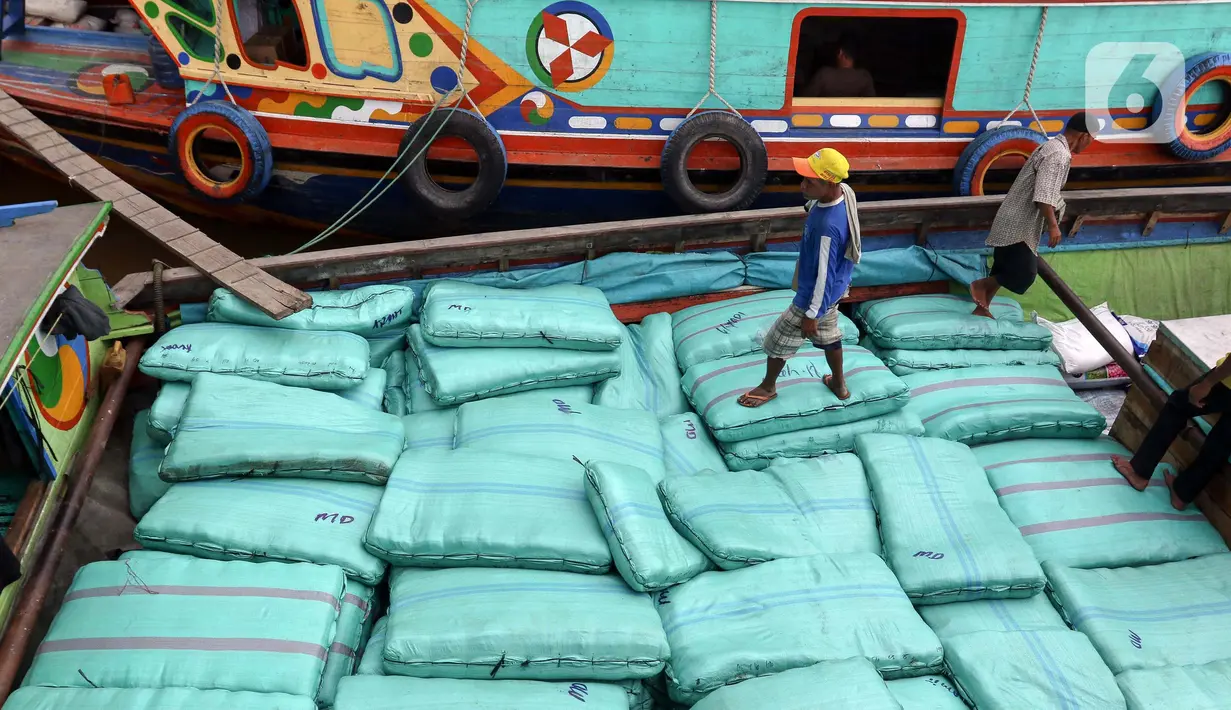 Letaknya yang berada di pinggir Sungai Musi memudahkan pengangkutan barang menggunakan kapal. (Liputan6.com/Herman Zakharia)