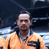 Saat hadir dalam acara Meet & greet dengan pemirsa OK-Jek, Oka Antara terlihat beda dari biasanya. (Nurwahyunan/Bintang.com)