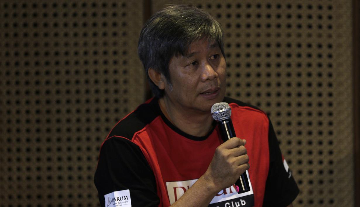 Pelatih bulutangkis ganda putra Indonesia, Herry Iman Piergandi, saat konferensi pers pemberian apresiasi Drarum Foundation untuk Ahsan di Galeri Indonesia Kaya, Jakarta, Rabu (4/9). Djarum Foundation beri bonus Rp 550 juta untuk Ahsan. (Bola.com/Yoppy Renato)