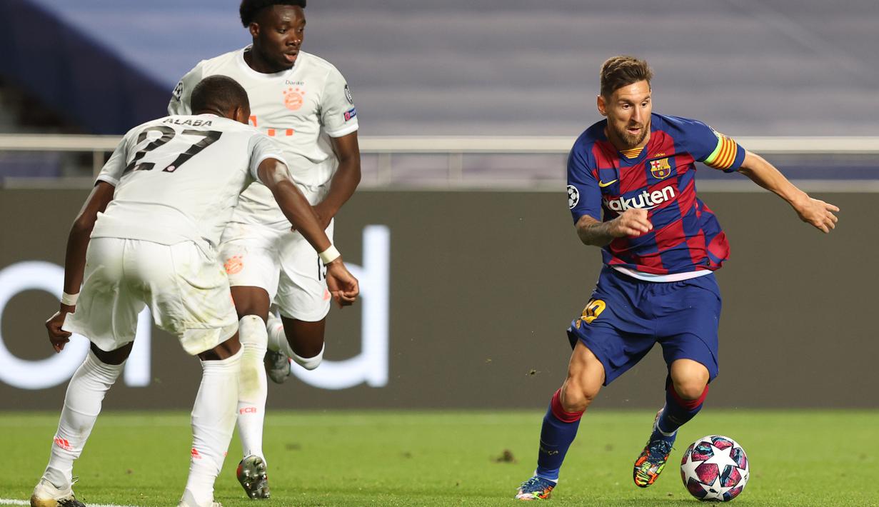 Penyerang Barcelona, Lionel Messi, berebut bola dengan bek Bayern Munchen, David Alaba, pada perempat final Liga Champions 2019/2020 di Estadio Da Luz, Sabtu (15/8/2020) dini hari WIB. Bayern Munchen menang telak 8-2 atas Barcelona. (AFP/Rafael Marchante/pool)