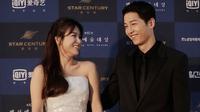 Senyum Song Joong Ki dan Song Hye Kyo saat menghadiri karpet merah The 52nd Baeksang Art Awards di Seoul, 3 Juni 2016. Sebelum kabar pernikahan mereka, Song Song Couple membuat publik penasaran dengan teka-teki hubungan keduanya. (AP/Ahn Young-joon)