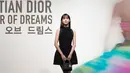 Hadir dengan rambut berponi dan makeup minimalis yang memberi kesan lebih youthful, Jisoo membuktikan bahwa pesonanya tak lekang oleh waktu. [Foto: @pierre__mouton/@dior].