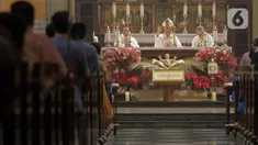 Umat Kristiani mengikuti Misa Natal di Gereja Katedral, Jakarta, Senin (25/12/2023). Gereja Katedral Jakarta menggelar Misa Natal yang berlangsung khidmat. (Liputan6.com/Herman Zakharia)