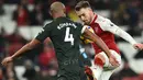 Bek Manchester City, Vincent Kompany berebut bola dengan gelandang Arsenal, Aaron Ramsey pada laga pekan ke-28 Premier League di Emirates Stadium,  Jumat (2/3). Manchester City mempermalukan Arsenal dengan skor telak 3-0. (Glyn KIRK/AFP)