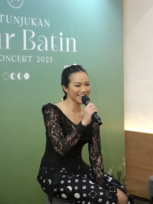 Saking cintanya, bahkan Yura membuat kain batik yang dinamakanTutur Batin. Kain tersebut tersebut dapat dibeli penontonnya di venue konsernya mendatang. [Fimela.com/Daniel Kampua]