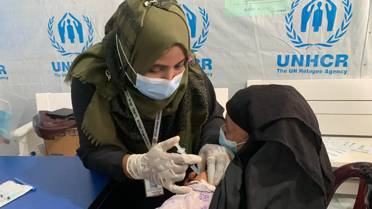 Melihat Pengungsi Rohingnya Saat Divaksin COVID-19 di Bangladesh