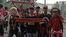 Kehadiran topeng dari Brigaz Bali menjadi daya tarik bagi The Jakmania untuk berfoto bersama di Stadion Patriot, Bekasi, (21/5/2017). (Bola.coom/Nicklas Hanoatubun) 
