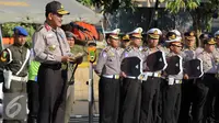 Kapolri Jenderal Badrodin Haiti memimpin upacara apel gelar pasukan operasi ketupat jaya 2015 di Mapolda Metro Jaya, Jakarta, Kamis (9/7/2015). Kapolri melepas 6.600 personel polisi yang akan disebar di jalur-jalur mudik 2015. (Liputan6.com/Helmi Afandi)