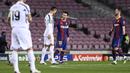 Striker Barcelona, Lionel Messi, berbincang dengan striker Juventus, Cristiano Ronaldo, pada laga Liga Champions di Stadion Camp Nou, Rabu (9/12/2020). Laga tersebut menjadi ajang reuni dua mega bintang yakni Messi dan Ronaldo. (AFP/Josep Lago)