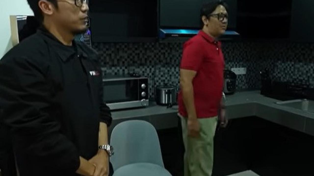 6 Potret Dapur Desta yang Menyatu dengan Ruang Keluarga, Peralatan Serba Modern - Ruang Makan Tersembunyi