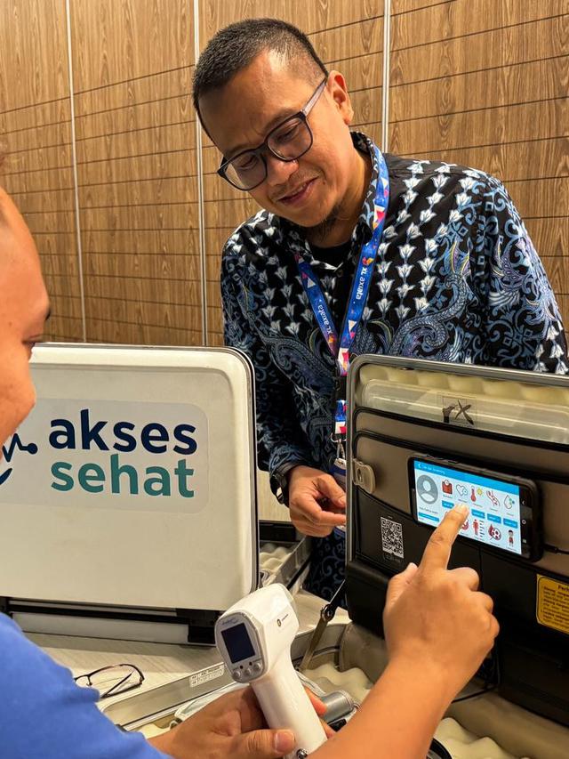 Chief Enterprise Business Officer XL Axiata, Feby Sallyanto (kanan) mencoba perangkat XL Axiata Akses Sehat di sela-sela acara peluncuran "XL Axiata Akses Sehat"