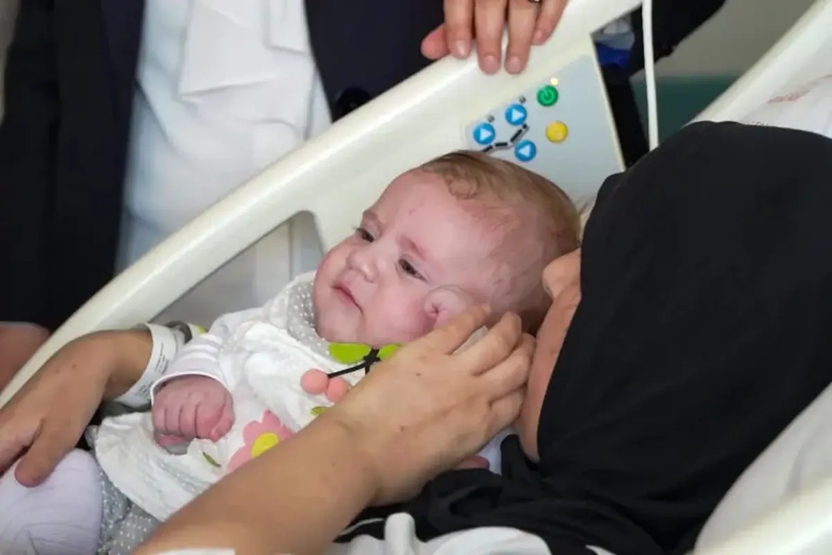 Baby Vetin Begdas dipersatukan kembali dengan ibunya Yasemin di rumah sakit Adana setelah terpisah 54 hari usai gempa Turki. [selebaran Kementerian Keluarga dan Layanan Sosial Turki]