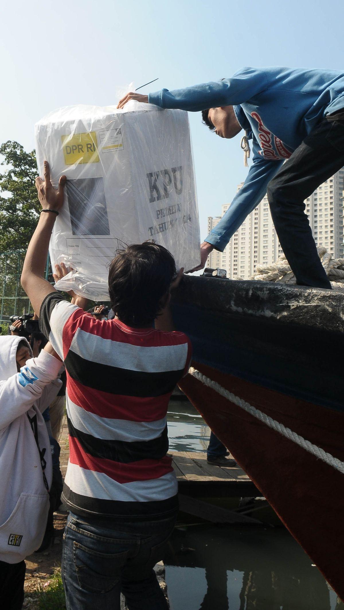 Pengiriman logistik Pemilu 2024 ini dilakukan menggunakan kapal ojek atau kapal tradisional.&nbsp;Foto: Merdeka.com/Imam Buhori