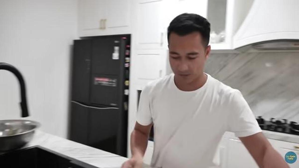 9 Potret Dapur Rumah Eza Gionino yang Mewah, Padukan Unsur Klasik dan Modern
