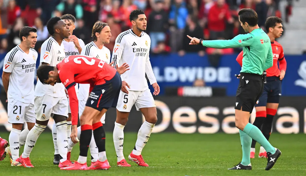 Keunggulan jumlah pemain dimanfaatkan Osasuna untuk menyamakan skor di babak kedua. Ante Budimir sukses mengeksekusi penalti menjadi gol dan membuat skor menjadi 1-1. (AP Photo/Miguel Oses)