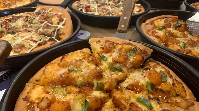 Tokyo Gyu Pizza menghadirkan sensasi burger sapi yang lezat, dipadukan dengan kelezatanBeef Gyudon, potongan bawang, dan paprika merah, semuanya diselimuti oleh kejumozzarella yang meleleh.