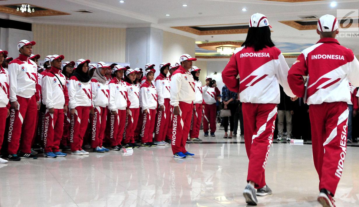 Para atlet menghadiri upacara Pengukuhan Kontingen Indonesia untuk SEA Games Kuala Lumpur 2017 di Auditorium Wisma Menpora, Jakarta, Rabu (8/2). Sekitar 250 perwakilan atlet dan 55 ofisial menghadiri upacara tersebut. (Liputan6.com/Helmi Afandi)
