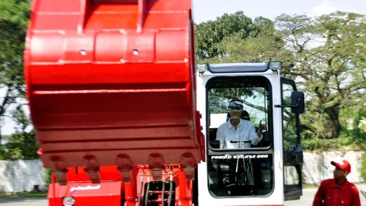 Aksi Menteri Rini Soemarno jajal senjata dan ekskavator PT Pindad