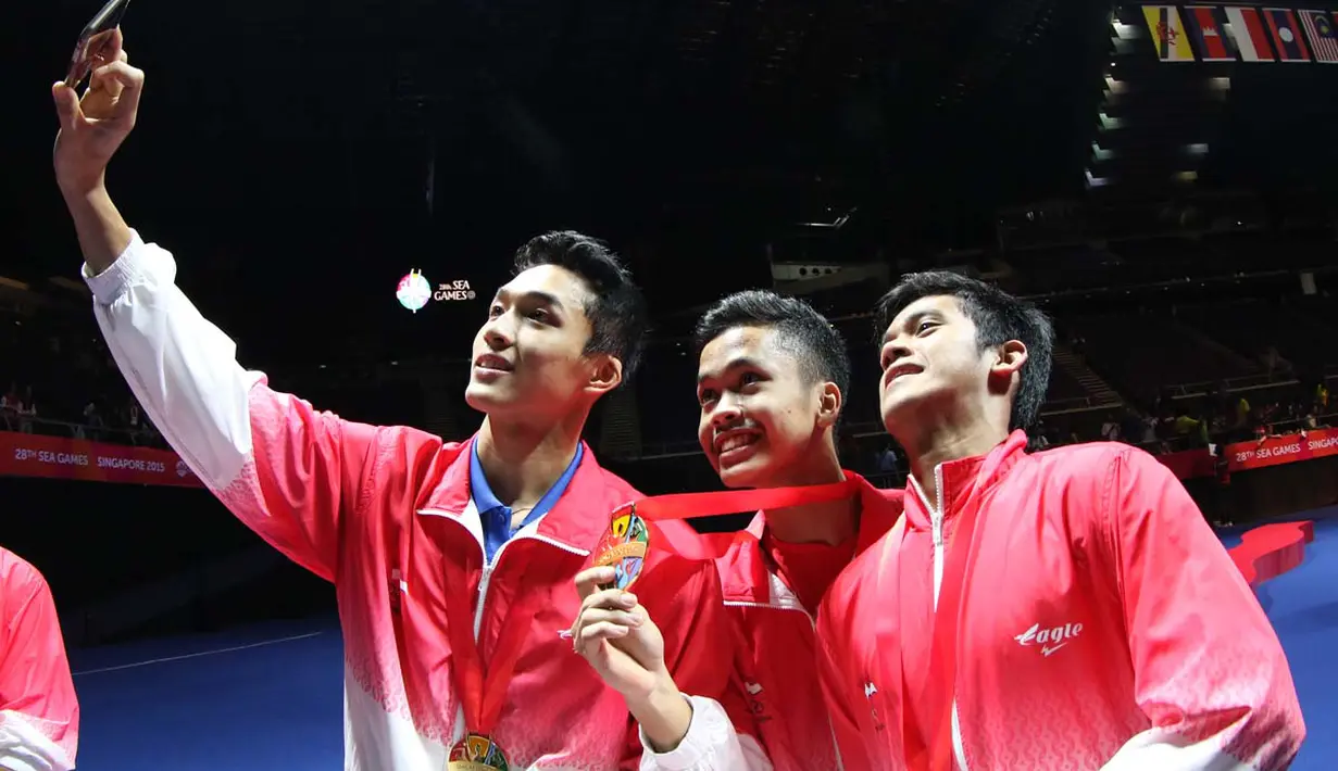 Jonatan Christie (kiri) ber-selfie ria dengan rekan-rekannya. (Bola.com/Arief Bagus)