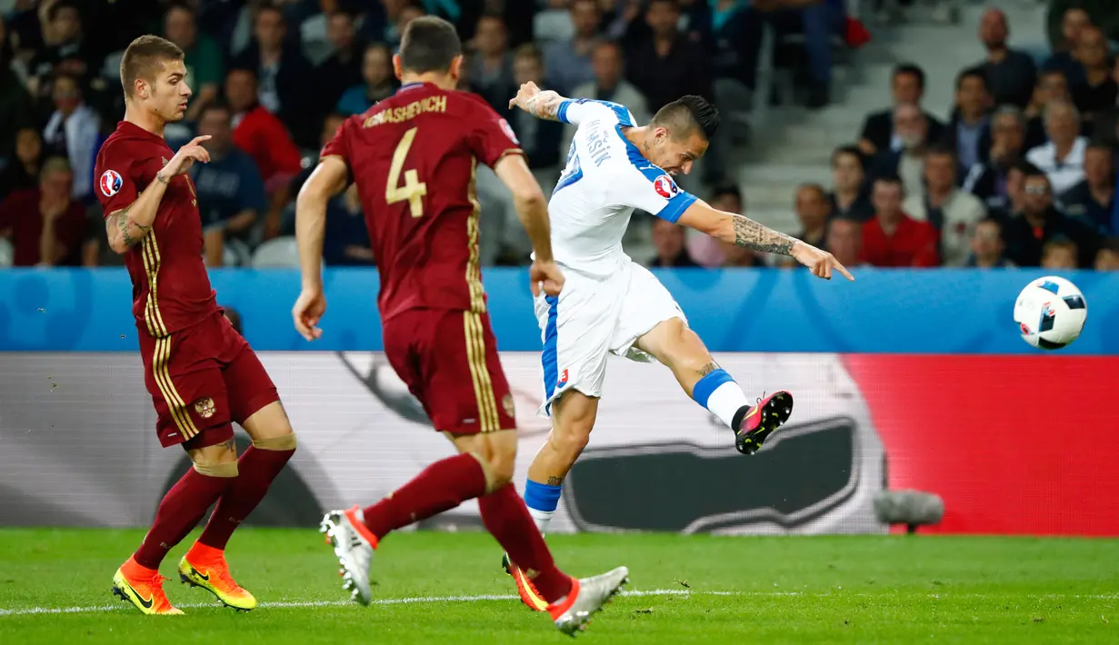 Marek Hamsik melepaskan tendangan yang membuahkan gol untuk Slovakia di Stade Pierre-Mauroy, Prancis (15/6). Slovakia berhasil menang tipis 2-1 dalam laga lanjutan Piala Eropa 2016 Grup B kontra Rusia. (Reuters/ Christian Hartmann)