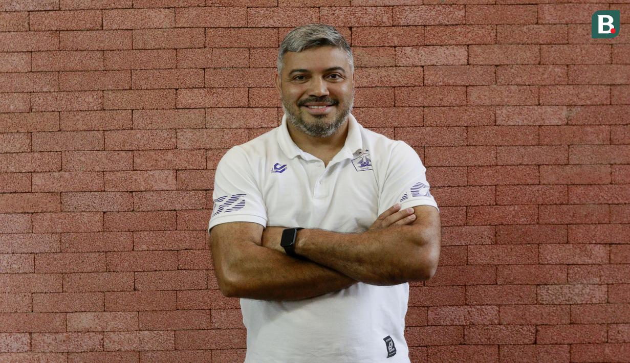 <p>Direktur Teknik Persik Kediri Danilo Fernando saat mengunjungi dapur redaksi Bola.com di Gondangdia, Jakarta, Senin (07/06/2022). (Bola.com/M Iqbal Ichsan)</p>