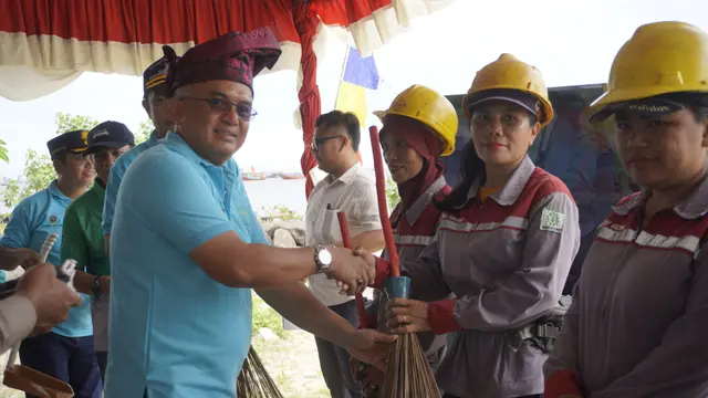 Kantor Kesyahbandaran dan Otoritas Pelabuhan (KSOP) Kelas I Dumai misalnya, menggelar aksi bersih pantai di Hari Perhubungan Nasional 2024
