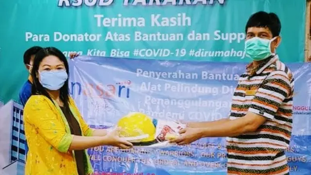 Bantuan Nasari Group diserahkan oleh Operational Head Nasari Sentra KUKM Conny Serre dan diterima langsung oleh Ketua Gugus Tugas Covid-19 RSUD Tarakan Jakarta Pusat dr. Ganda Tampubolon Sp.Paru