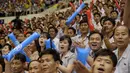 Fans Korea Utara saat menonton pertandingan antara Korea Utara dan Korea Selatan di Stadion Indoor Ryugyong Chung Ju-Yung, Pyongyang (5/7). 50 pemain pria dan wanita dari Korsel tiba di ibukota Utara 3 Juli untuk laga persahabatan. (AFP Photo/Kim Won-Jin)