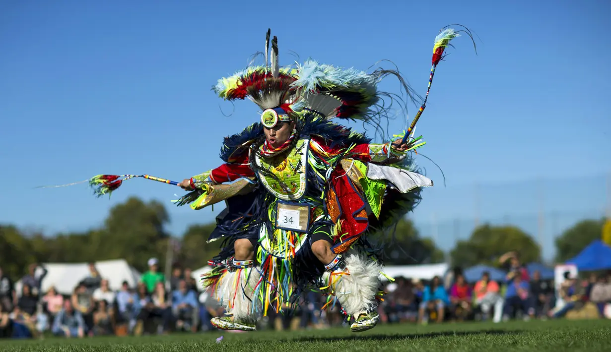 Seorang pria menari saat tampil dalam perayaan "pow-wow" pada Hari Festival Masyarakat Pribumi di Randalls Island, New York, Minggu (11/10/2015). Hari Columbus diperingati di Amerika setiap awal bulan Oktober. (REUTERS/Eduardo Munoz)