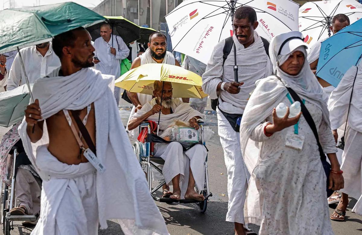 FOTO: Jemaah Haji Berpayung dan Disemprot Air Saat Cuaca Panas Ekstrem di Mina