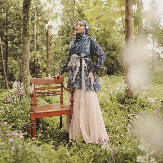 8 Ide Padu Padan Outfit Hijab dan Rok Panjang dari Irish Bella hingga Tasyi Athasyia
