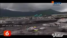 Untuk mengantisipasi tanggul sungai jebol dan mengancam pemukiman warga. Para penambang pasir mengerahkan tiga alat berat, guna mengalihkan arus lahar dingin Gunung Semeru di Sungai Leprak, Kecamatan Candipuro, Lumajang, Jawa Timur.