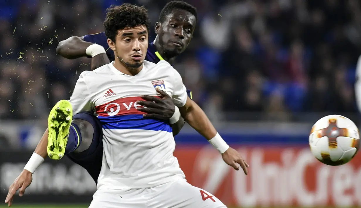 Pemain Lyon, Rafael De Silva berebut bola dengan gelandang Everton, Idrissa Gana Gueye pada laga Grup E Liga Europa di Stadion Stade de Lyon, Kamis (2/11). Everton harus menerima kekalahan besar 3-0 dari wakil Liga Prancis tersebut. (JEFF PACHOUD/AFP)