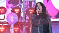 Alanis Morissette saat tampil dalam Dick Clark's New Year's Rockin' Eve With Ryan Seacrest 2020 di New York (31/12/2019). (AFP/Eugene Gologursky)