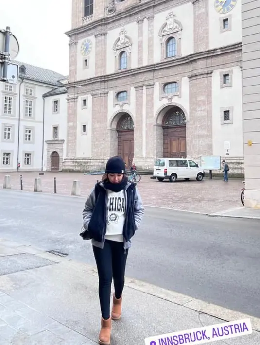 Berkunjung ke Austria, Ayu Ting Ting tampil kece memadukan sweater, jaket, dan sepatu boots coklat. [@ayutingting92].