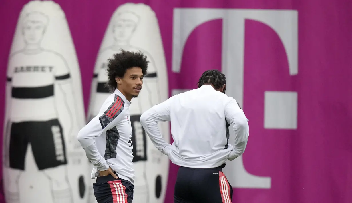 Penyerang Bayern Munchen, Leroy Sane berbicara dengan rekan setimnya Serge Gnabry selama sesi latihan di Munich, Jerman, Senin (1/11/2021). Bayern Munchen akan meladeni Benfica pada matchday 4 Grup E Liga Champions 2021/22, Rabu (3/11) dini hari WIB. (AP Photo/Matthias Schrader)