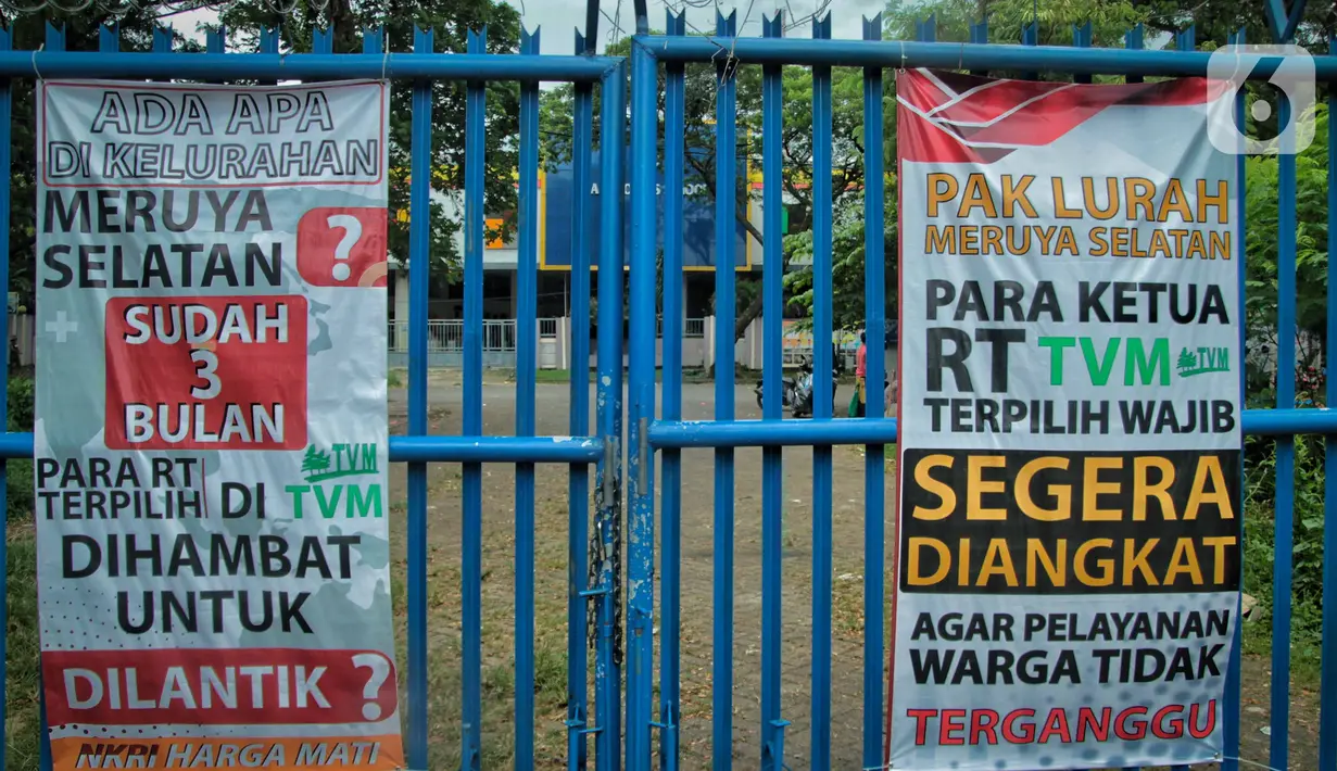 Spanduk meminta pelantikan RT di Meruya di Perumahan TMV Meruya Selatan, Kembangan, Jakarta Barat, Sabtu (26/2/2022). Spanduk berisikan tuntutan warga karena lambatnya Pemprov DKI untuk segera pihak kelurahan Meruya Selatan melantik RT terpilih sejak November 2021. (Liputan6.com/Faizal Fanani)