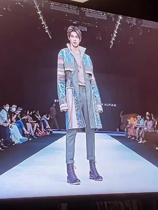 Dengan tinggi 180 cm, Eddy melenggang menguasai panggung layaknya model professional. (Instagram/bubahalfian).