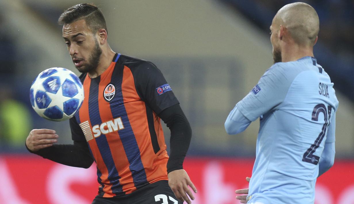 Gelandang Manchester City, David Silva, berebut bola dengan pemain Shakhtar Donetsk, Maycon, pada laga Liga Champions di Stadion Metalist, Selasa (23/10/2018). Shakhtar Donetsk kalah 0-3 dari Manchester City. (AP/Efrem Lukatsky)