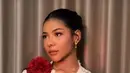 Zsa Zsa Utari kenakan kebaya full bordir putih denga inner korset merah dan selendang bahu merah [@zsazsautari]