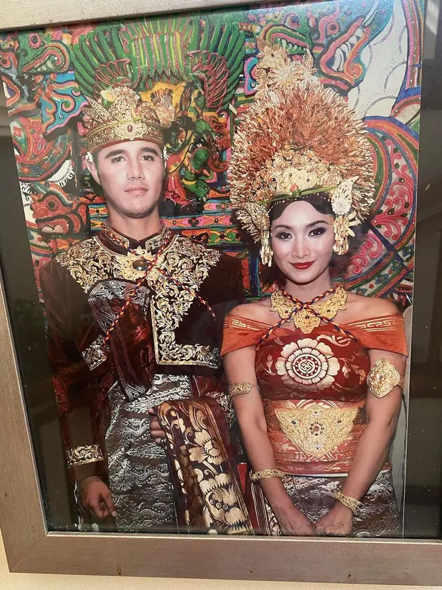 13 Tahun Menikah, Happy Salma dan Tjok Gus Selalu Tampil Serasi dengan Busana Etnik